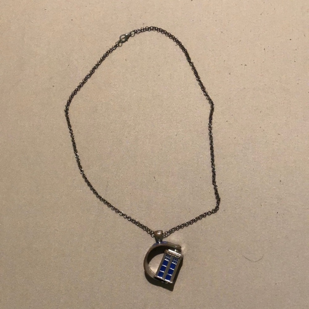 Doctor who TARDIS Necklace